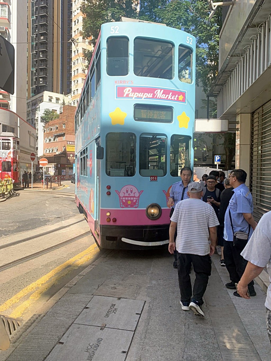 電車失控剷上行人路。fb:筲箕灣西灣河關注組 電車失控剷上行人路。fb:筲箕灣西灣河關注組