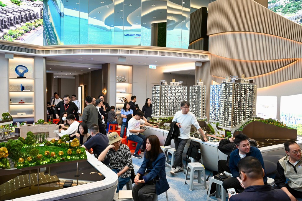 就展销厅现场所见,吸引多组买家于开售前已到场等候拣楼,并与代理商讨选楼策略,整体气氛理想。 就展销厅现场所见,吸引多组买家于开售前已到场等候拣楼,并与代理商讨选楼策略,整体气氛理想。