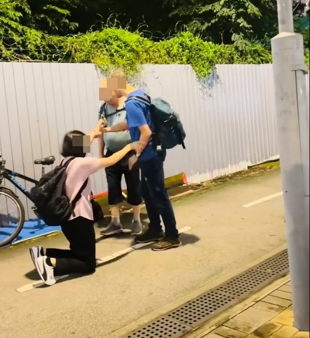 •粉藍衣光頭漢:我冇掂你阿媽呀。facebook截圖 •粉藍衣光頭漢:我冇掂你阿媽呀。facebook截圖