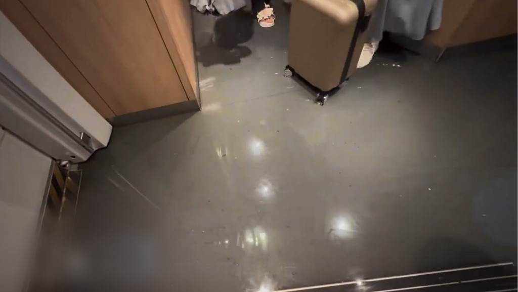 高鐵車廂進水。