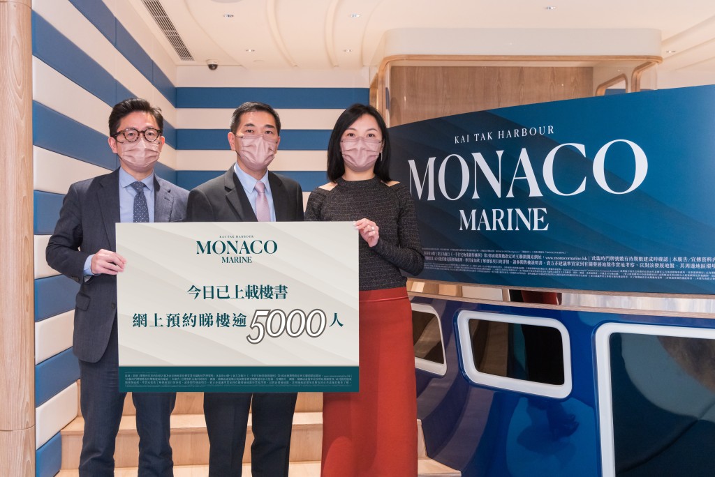 会德丰地产黄光耀（中）表示，启德MONACO MARINE部署下周开放示范单位，现已录5000人预约参观。左为会德丰杨伟铭，右会德丰陈惠慈。