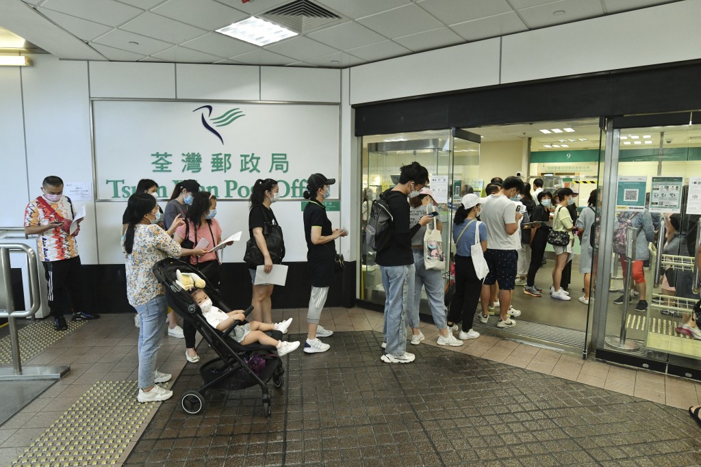 报告指2022–23 年度，香港邮政录得收入 40.89 亿元，运作亏损 3.05 亿元，固定资产回报率为–13%。资料图片