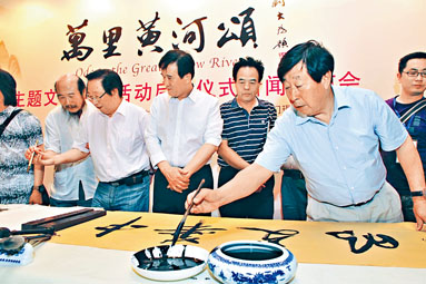 中国美术家协会原主席刘大为（前）。
