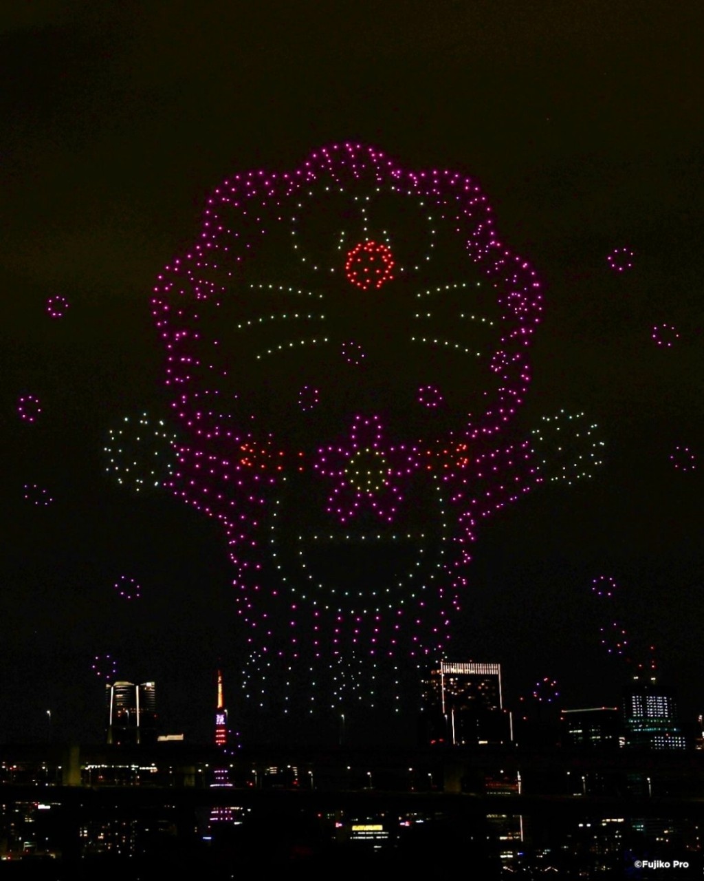 日前（3月7日及8日），日本東京上空上演日本首個多啦A夢主題的無人機匯演，為即將於3月27日開幕的《100%多啦A夢 & FRIENDS》東京站展覽預熱。（圖片來源：AllRightsReserved）