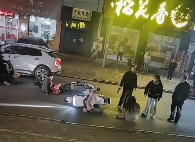 河南平頂山劉某飛當街毆打少女引起公憤。