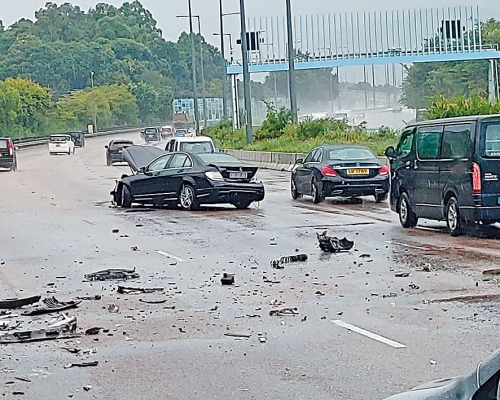 ■另一宗意外涉及兩車相撞，可見零件四散一地。