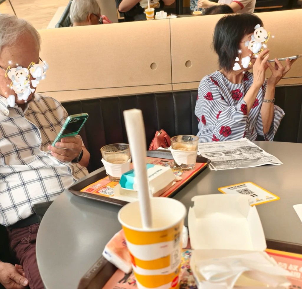 一名內地旅客在到訪香港時,於麥當勞內留意到有不少長者聚集用餐及休息 一名內地旅客在到訪香港時,於麥當勞內留意到有不少長者聚集用餐及休息