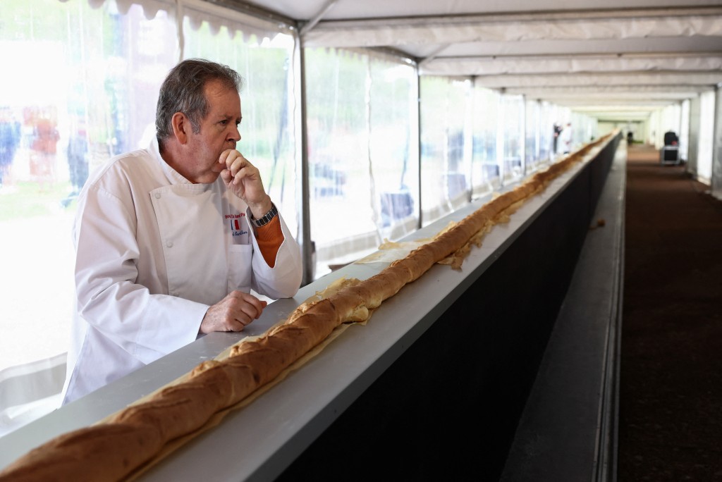 這條長棍麵包有140.53米長。路透社