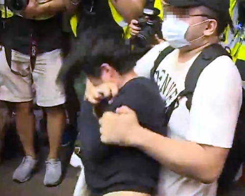 女商人當被箍頸要求刪相。 資料圖片