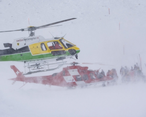 瑞士滑雪道雪崩，至少2人傷。AP圖