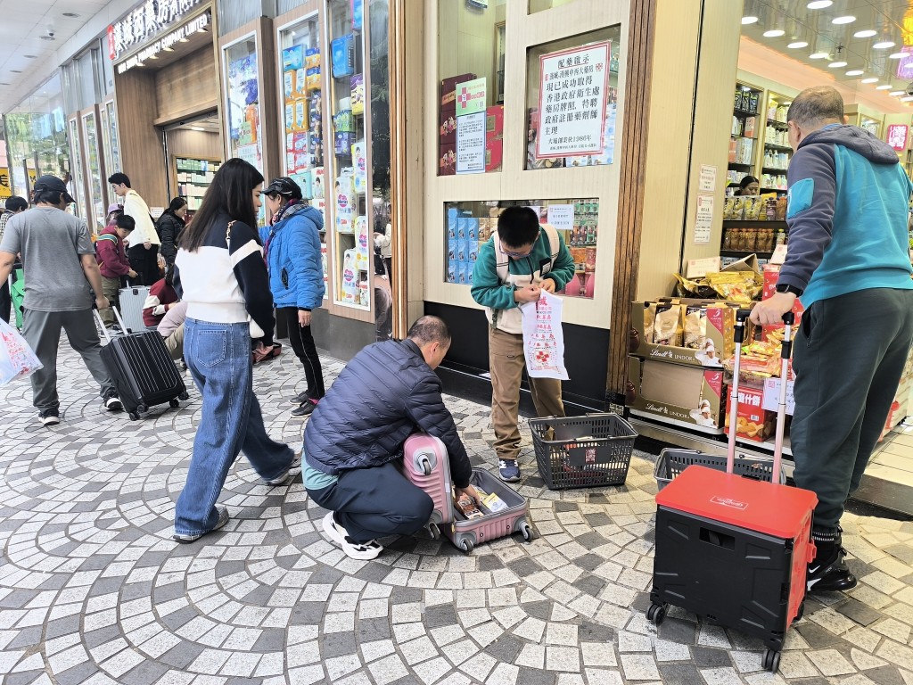 「一簽多行」重啟後，上水街頭隨處可見攜行李箱前來購物的深圳旅客。 黃少君攝