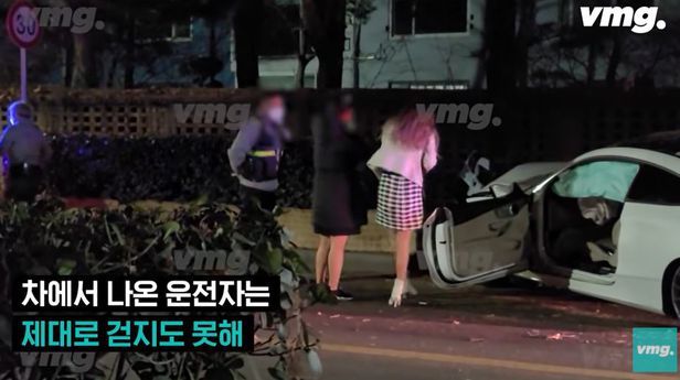 徐藝真駕車撞向行人道的樹木，下車後更企不穩。