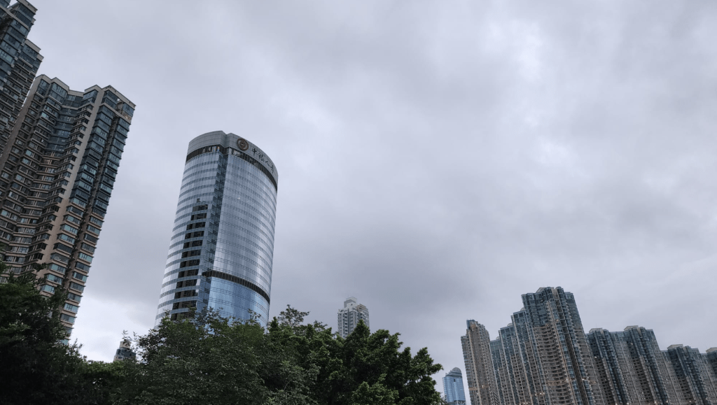 本港地區今日多雲，有驟雨及幾陣狂風雷暴，稍後雨勢較為頻密。黎志偉攝