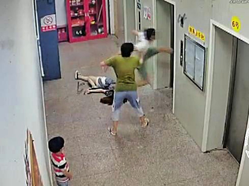 醉漢狂踢。網圖
