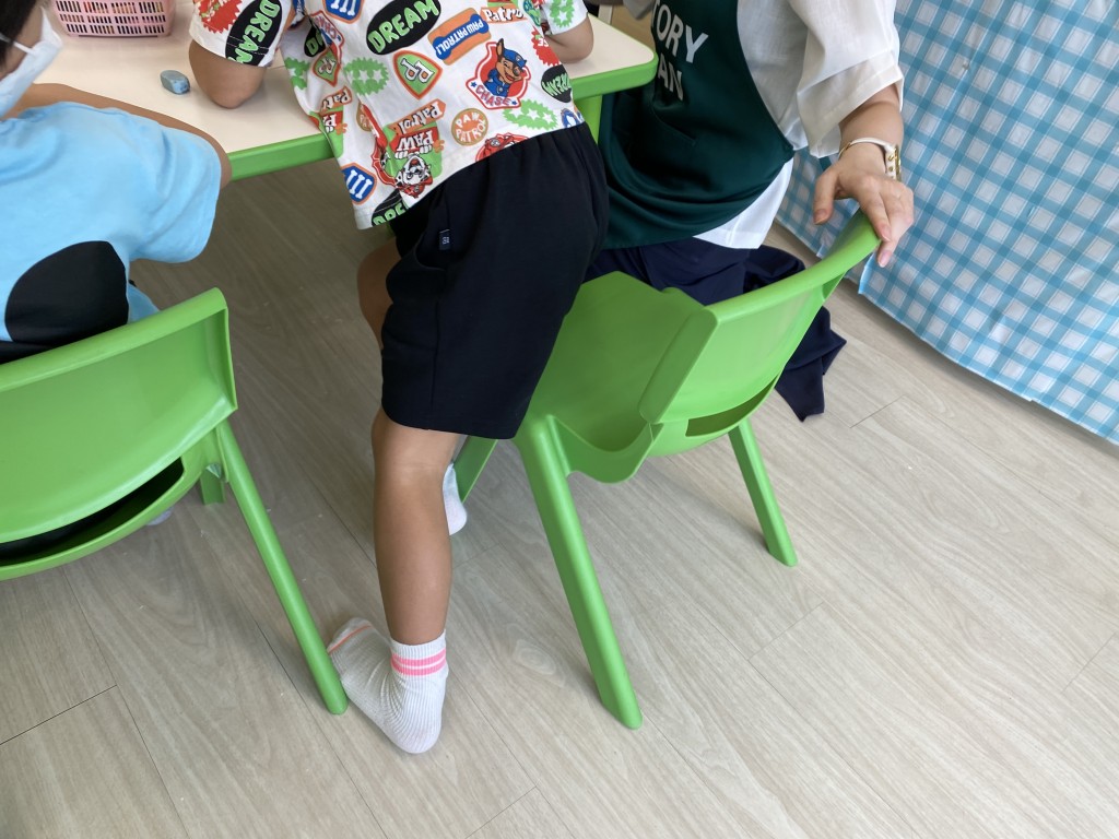 面试班的要求之一，是小朋友要坐得端正。当Lydia见到有小朋友不安于坐时，便提醒「学习安静、等待，面试时老师会留心你做甚么的」。