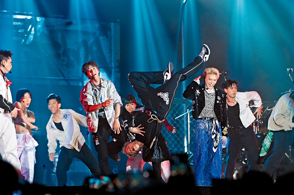 AK使出一招倒立，引來在場粉絲瘋狂尖叫。