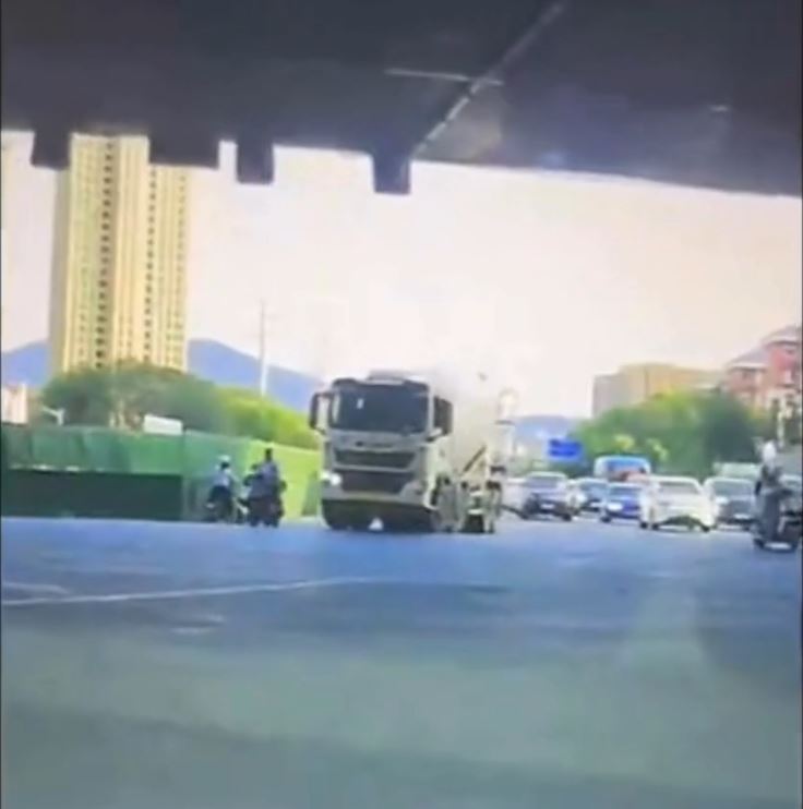 電單車進入了「田螺車」的盲區。微博@填鴨式教育受害者