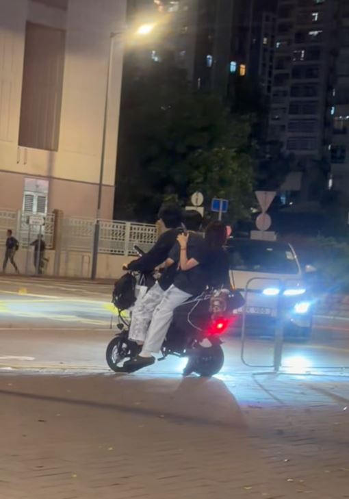 有私家車由路口轉入，電動單車停下。fb車cam L（香港群組）片段截圖