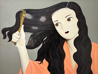 头发是她作品描绘的重要部分。这在本次展览《⻤魅之城》中格外明显，尤其里⾯⼀位正⽤⽊梳梳理头发的⼥性。头发象徵著许多东⻄，包括智慧、⼒量、神圣意味、性别、地位和个⼈⾝份，在许多⽂化和神话中都有出现。