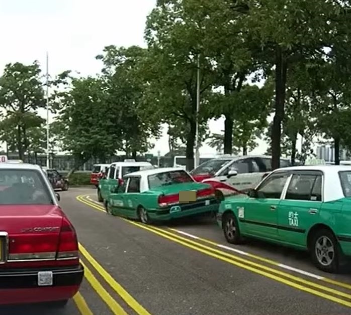 紅的失控剷過草叢，攔腰撞向停泊在的士輪候區的綠的。fb馬路的事 (即時交通資訊台)影片截圖