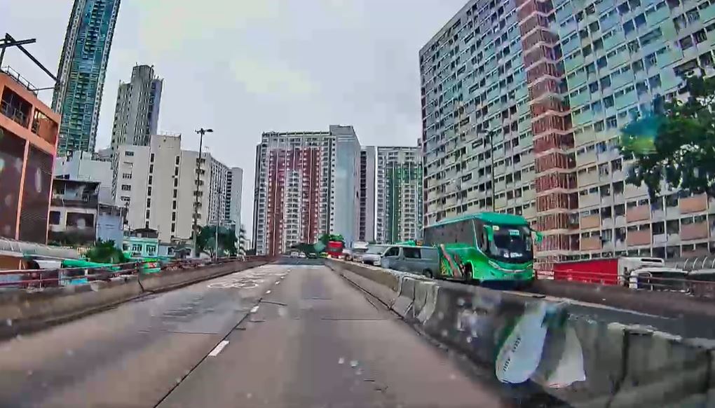 轻型货车「自炒」撞壆。网片截图