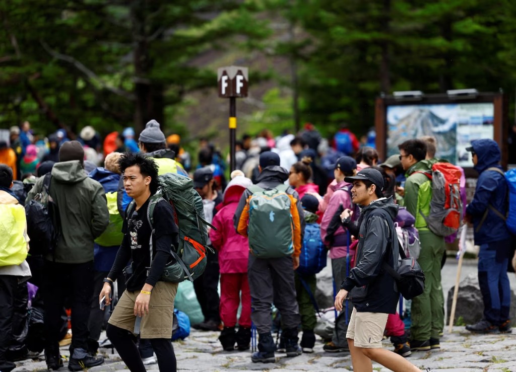 富士山今年登山季吸引20万人次。路透社