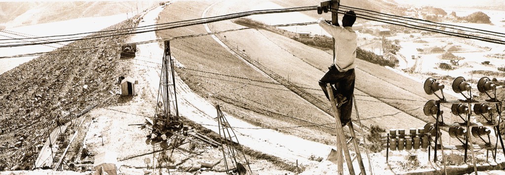 昔日工程人員進行架空電纜的檢查工作 / Overhead powerline inspection has been unavoidably manual in the past 昔日工程人員進行架空電纜的檢查工作 / Overhead powerline inspection has been unavoidably manual in the past