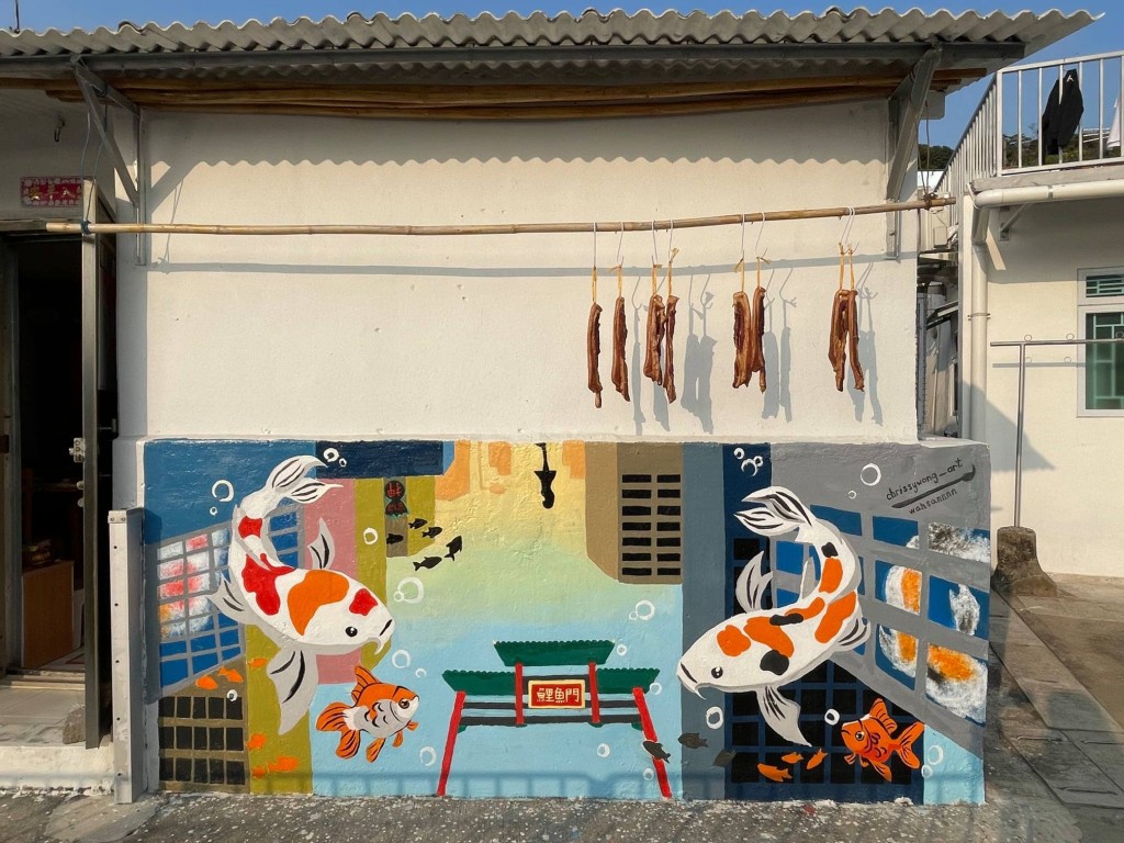 壁畫與當地民居融為一體，除了拍照打卡，也可了解鯉魚門的發展歷史。（圖片來源：《親子王》）