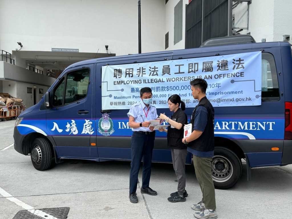 出動入境處宣傳車,在屋苑內派發切勿聘用非法勞工的宣傳單張 出動入境處宣傳車,在屋苑內派發切勿聘用非法勞工的宣傳單張