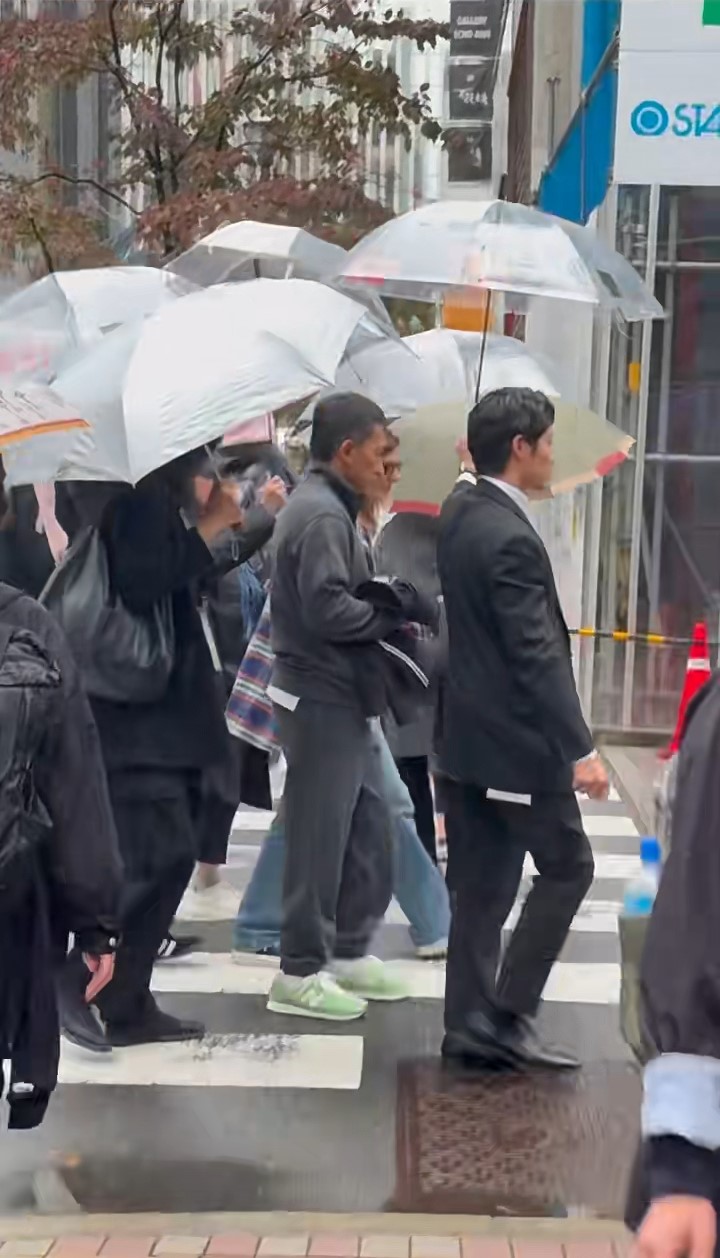 当时天气下着毛毛细雨，梁朝伟身边有5个人为他打伞，目击网民直呼：「好大阵仗！」