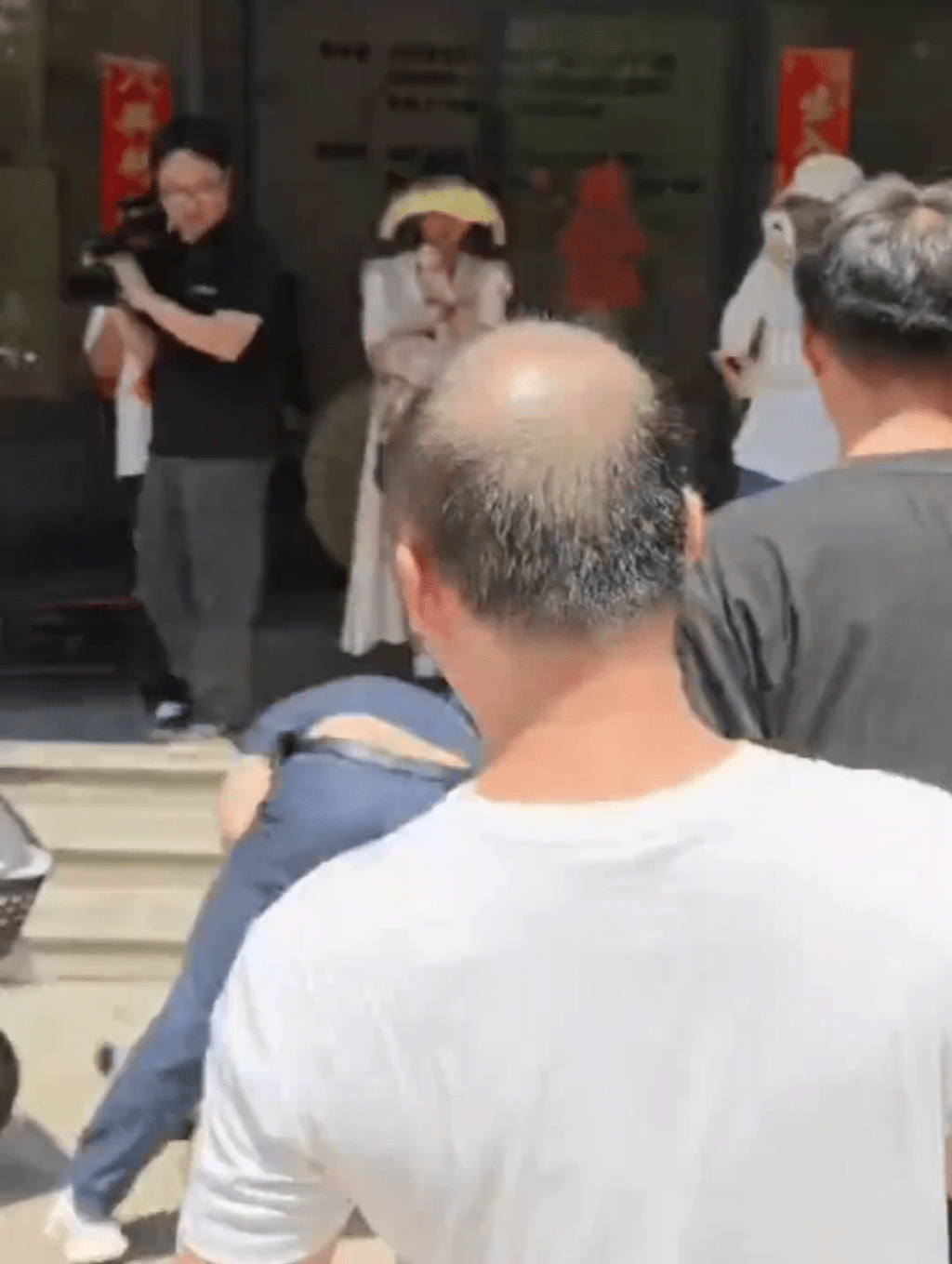 公司負責人搶奪記者的攝影設備,高舉摔在地上。 中國新聞網 公司負責人搶奪記者的攝影設備,高舉摔在地上。 中國新聞網