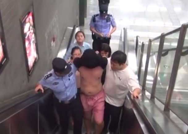 最終,謝男被警員制服帶走。(網圖)