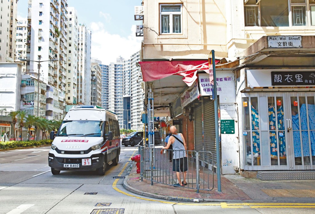 警方圍封文苑樓，有路過市民駐足仰望外牆裂縫。