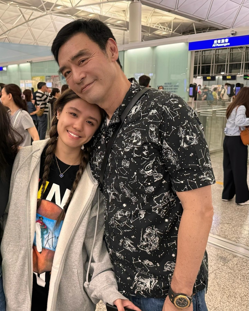 范姜昨日贴出钟镇涛到机场送女儿钟懿（左）的照片。