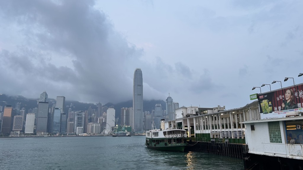 本港地區今日大致多雲，間中有驟雨及幾陣狂風雷暴。蔡楚輝攝