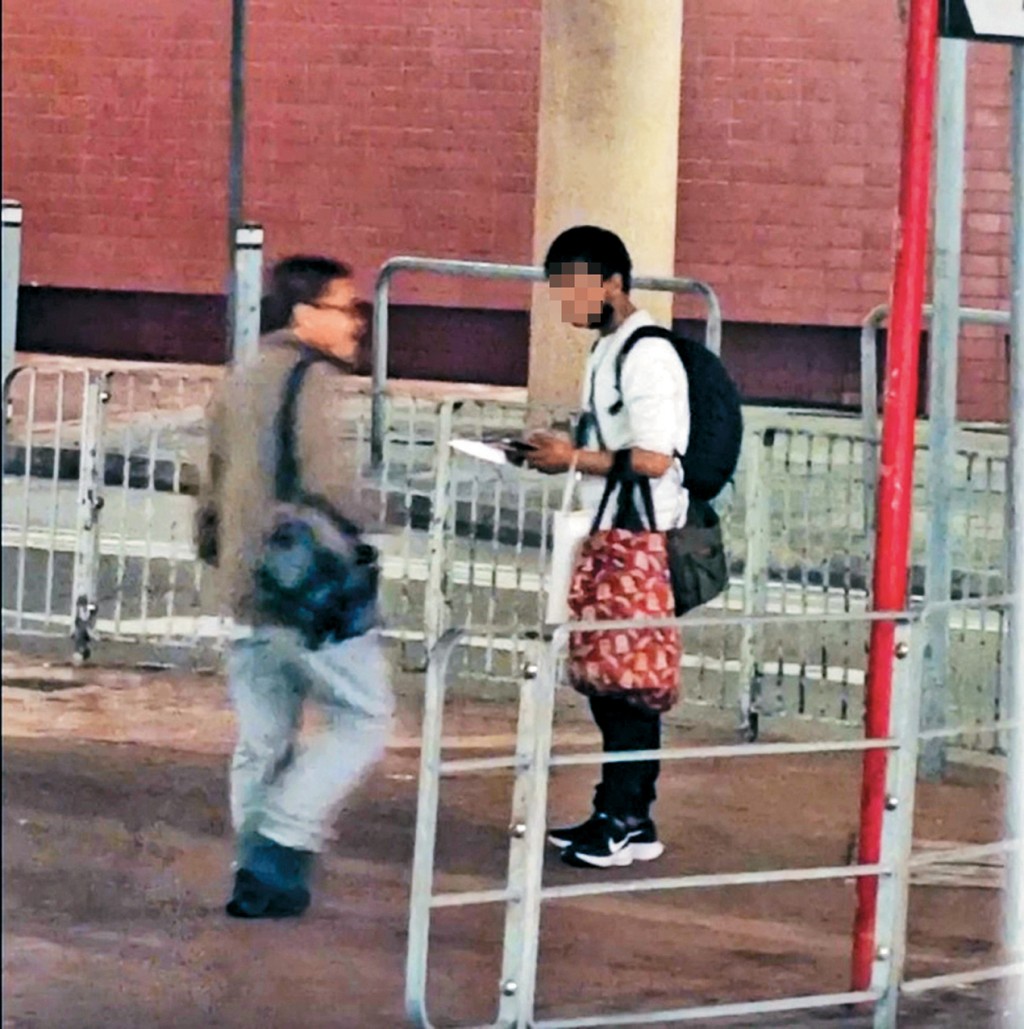 34歲越南裔男子現身大興邨街市期間，自言自語及面有異色。