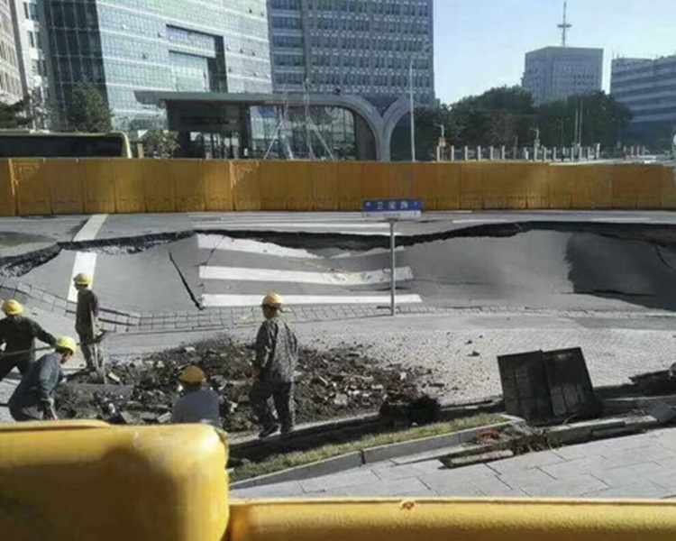吉林地鐵站出現路陷，未知下月能否如期通車。網上圖片