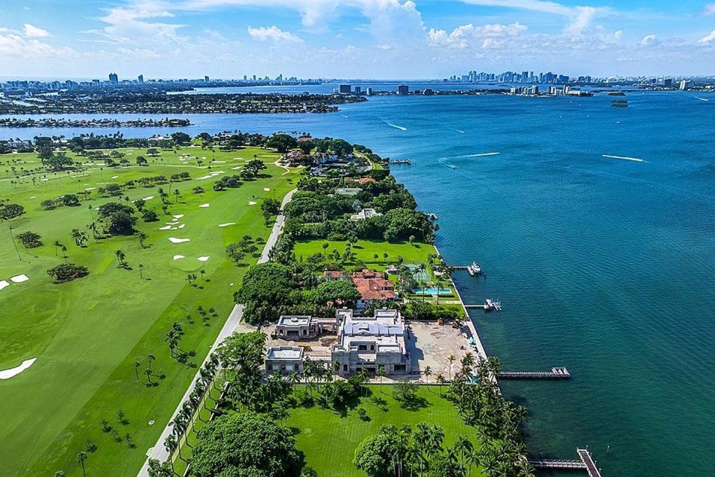 印第安溪是比斯坎灣（Biscayne Bay）的一座人工島，因聚集多名身價驚人的富豪而聞名，有「億萬富翁地堡」之稱。