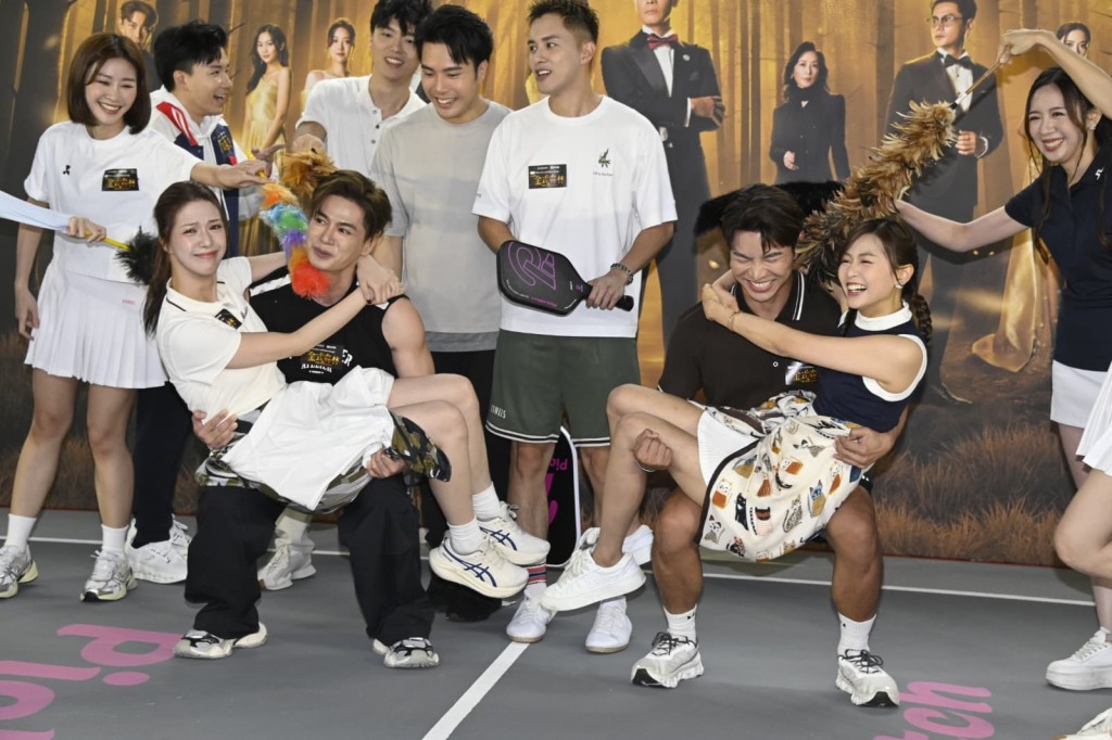 羅子溢「公主抱」陳曉華深蹲。 羅子溢「公主抱」陳曉華深蹲。