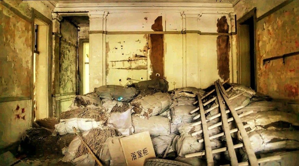 大宅至内大厅及多个房间位置因日久失修已荒废破落。(欢乐香港怀旧谷FB)