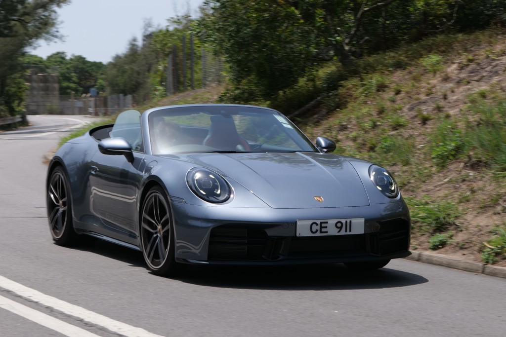 2025年版保時捷Porsche 911 Carrera Cabriolet (992.2)開篷版最大優點，是可以打開軟篷馳騁，進一步提升官能刺激享受，感覺更加美滿。