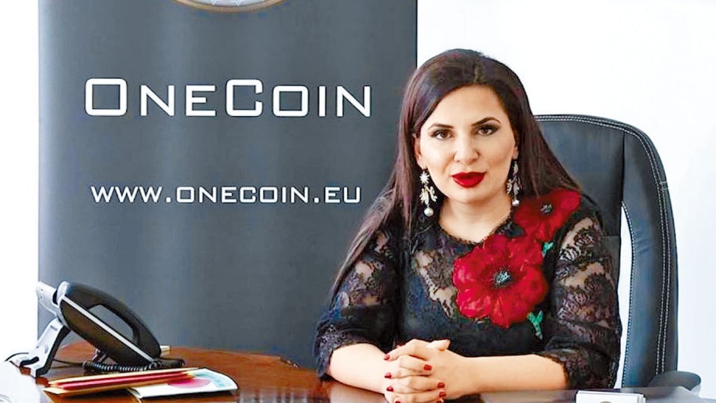 伊格納托娃數年前穿着時尚衣飾,宣傳加密貨幣OneCoin。