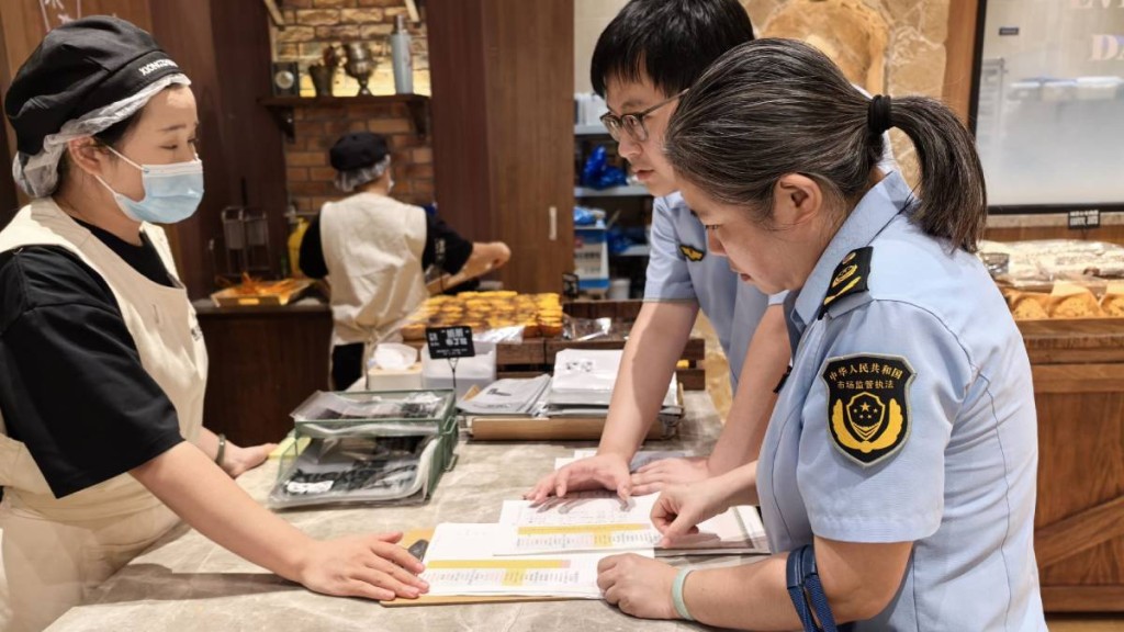 上海網紅店大量傾倒銷毀成品被查。新京報