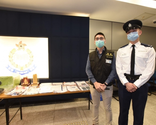 警方講解案情。