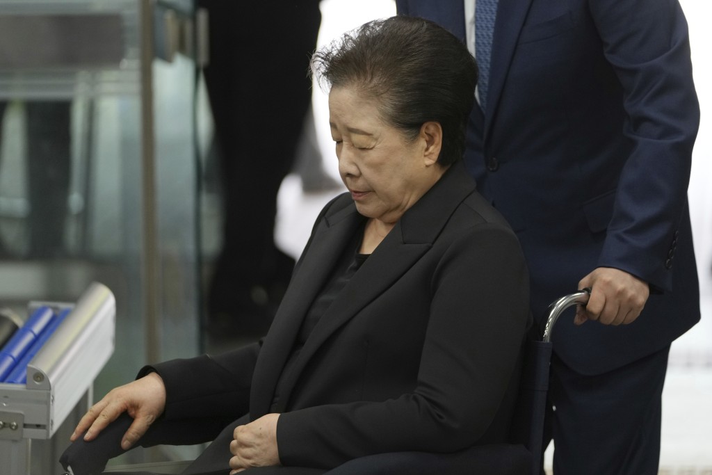 首爾中央地方法院認為韓鶴子有毀滅證據之虞，周二對她簽發逮捕令。美聯社