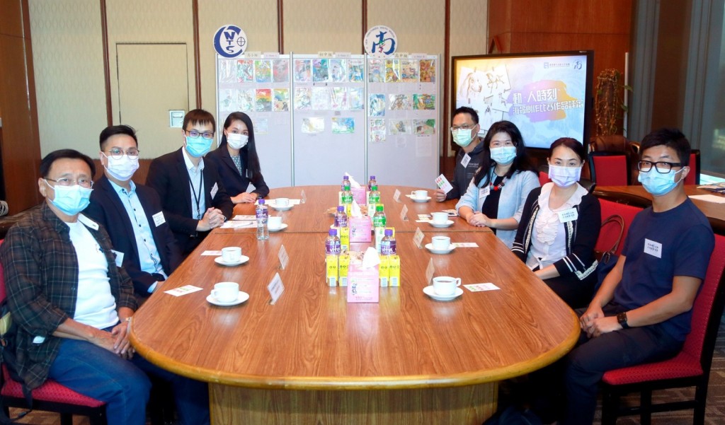 與香港課外活動主任協會合辦海報創作比賽。香港警察FB