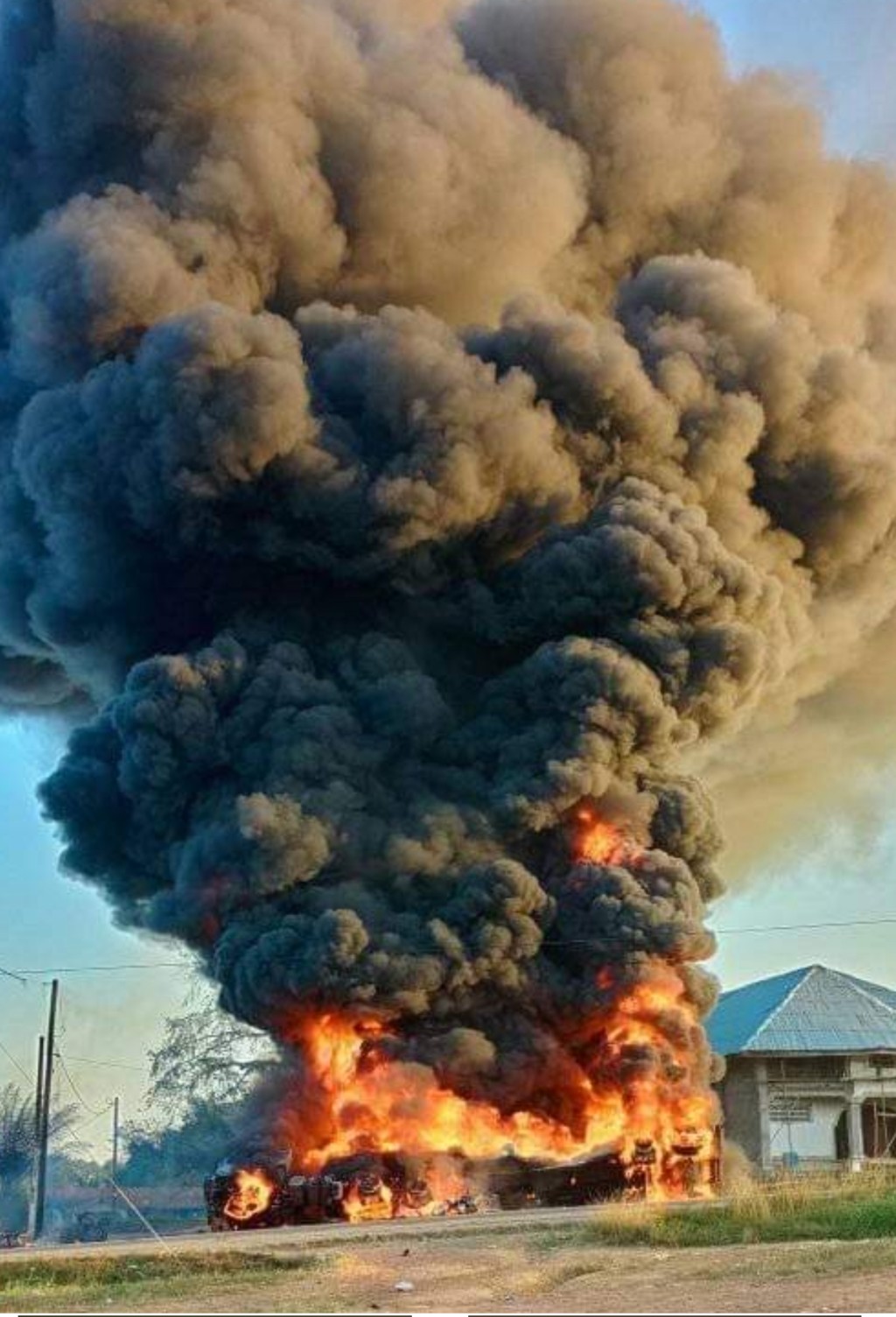 利比里亚运油车爆炸，烈焰冲天。网上图片
