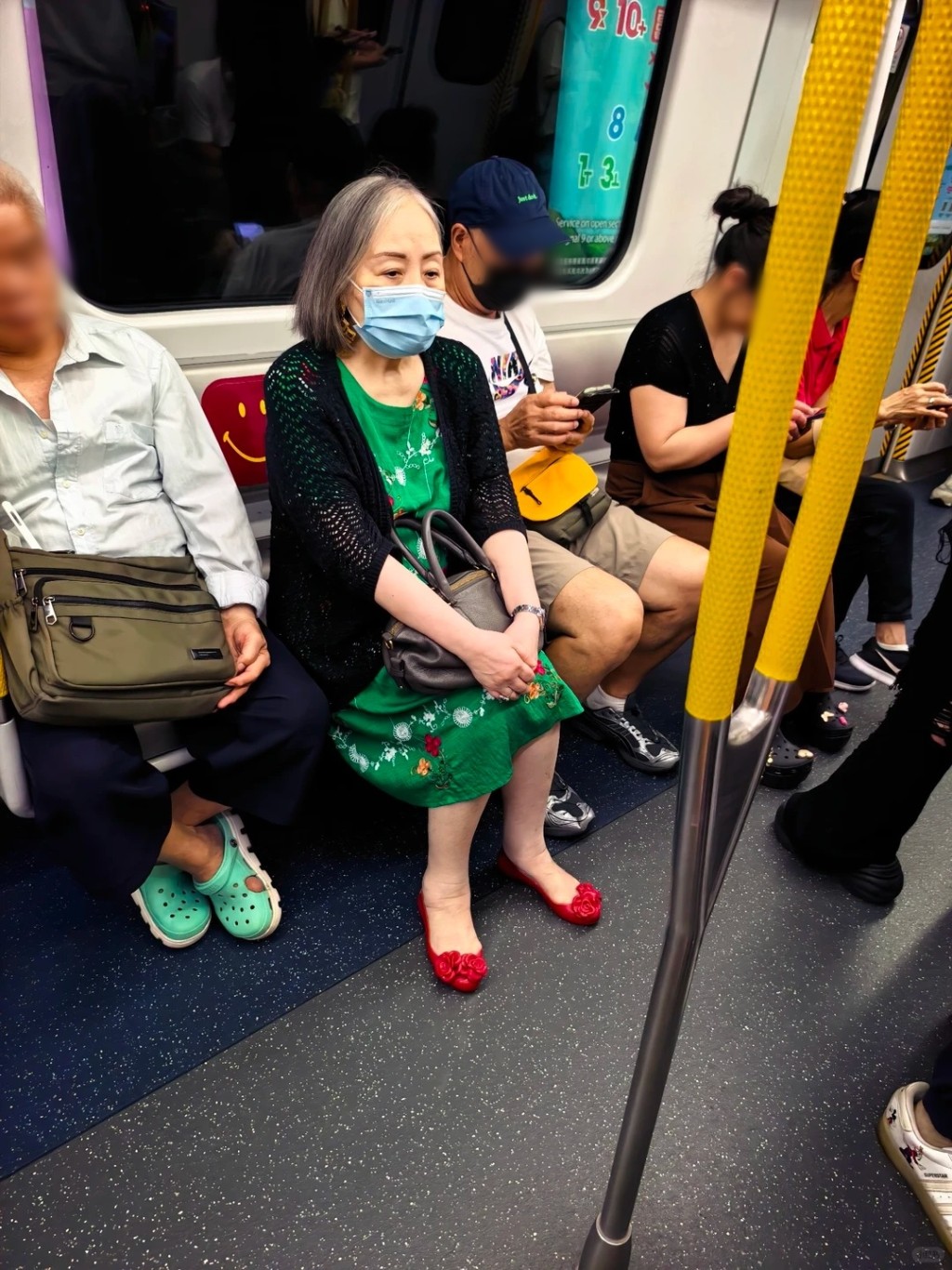 盧宛茵近日乘搭港鐵時被捕獲。 盧宛茵近日乘搭港鐵時被捕獲。