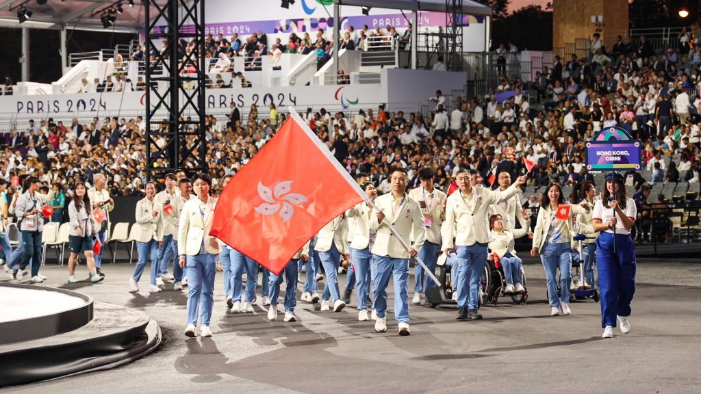 巴黎殘奧開幕，陳浩源王婷莛持旗現身開幕禮。 中國香港殘疾人奧委會圖片