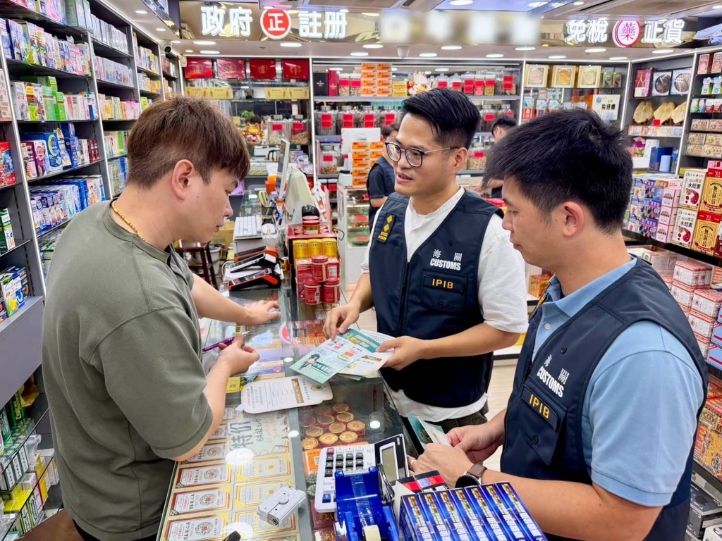 海關在購物熱點加強巡查,保障旅客。 海關在購物熱點加強巡查,保障旅客。
